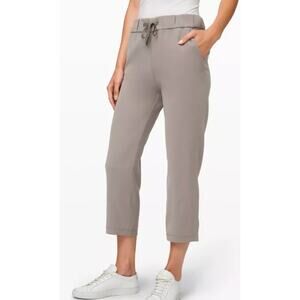 On the Fly Crop Woven Lulu Lemon